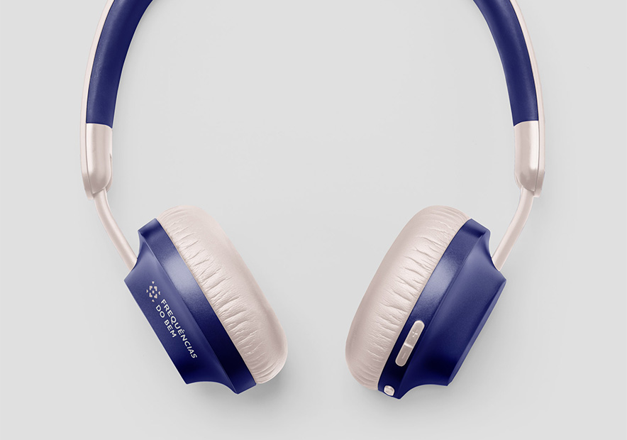 宝石蓝色精致的耳机产品.jpg