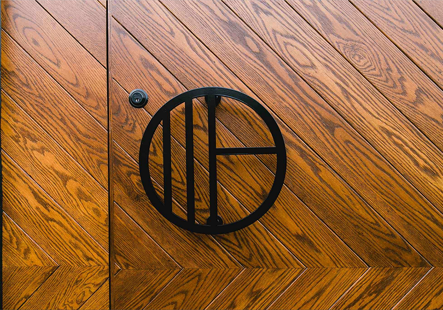 金属烤漆logo展示在木板上.jpg
