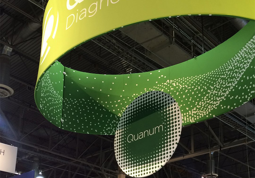Quanum数据科技的logo用于展会.jpg