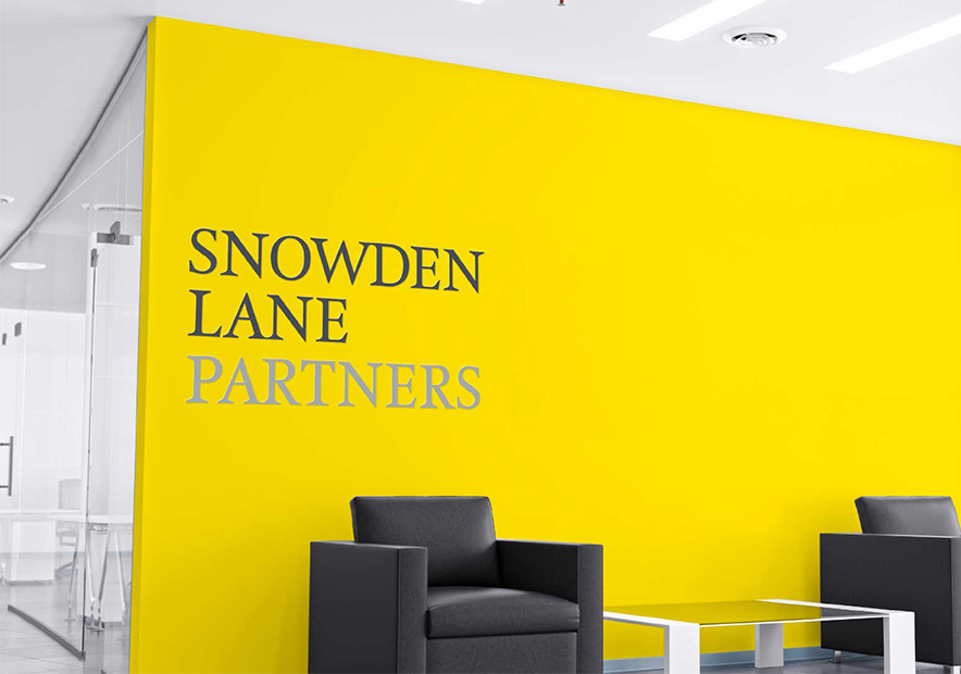 黄色的财富管理公司黄色的logo墙设计.jpg