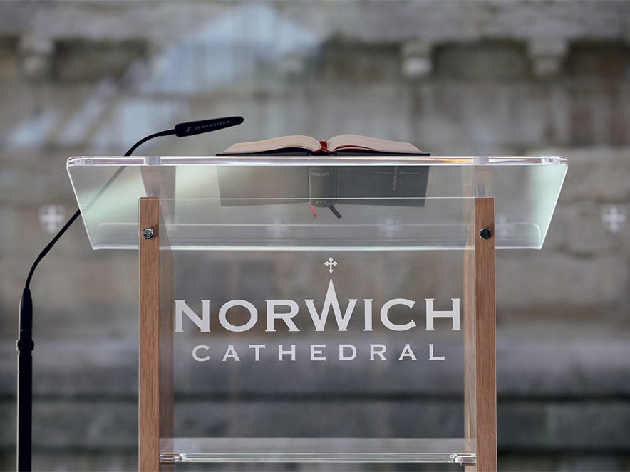 英国诺维奇大教堂logo应用透明的讲台上.jpg