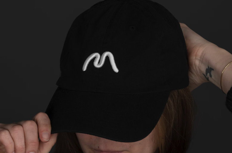帽子上的M字母标志.png