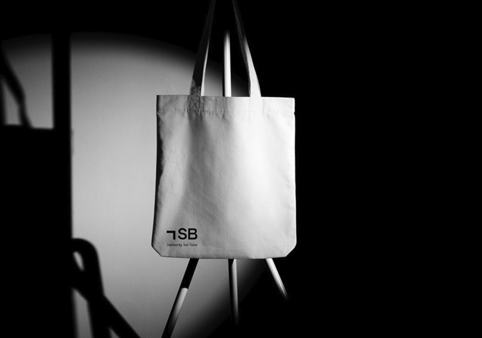 迪拜品牌设计工作室的帆布袋案例.png