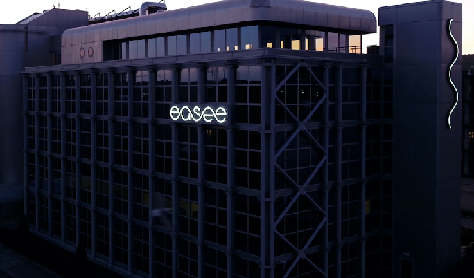 电力公司办公大楼的发光logo.jpg