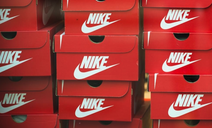 Nike的Logo设计是一个经典的“Swoosh”图形，简洁而富有力量感.png