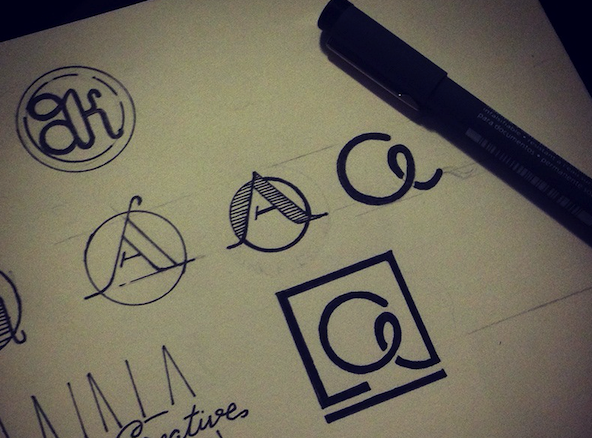 logo创意设计公司设计师的草图.png